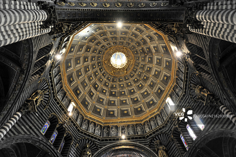 锡耶纳大教堂的圆顶，哥特式大教堂内部景观图片素材