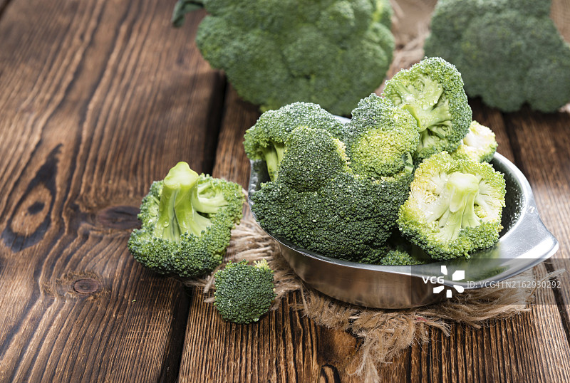 木制背景上的新鲜西兰花特写镜头图片素材