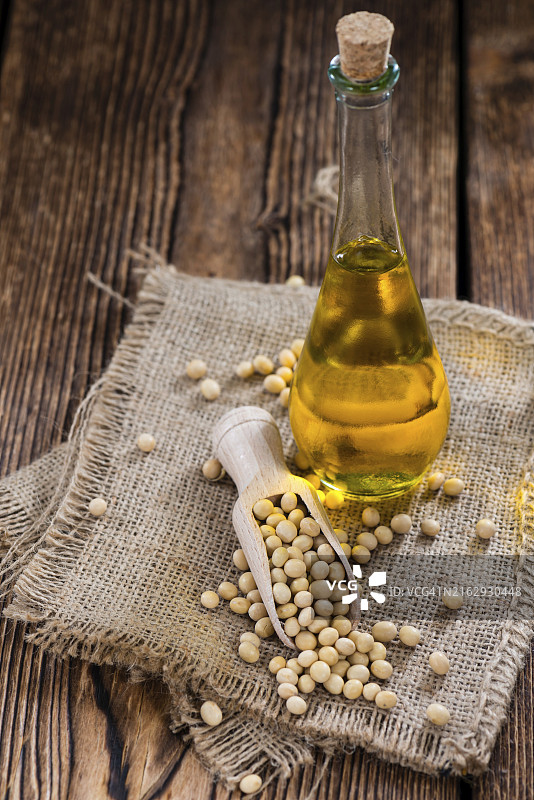 豆油切块（老木桌上特写）图片素材
