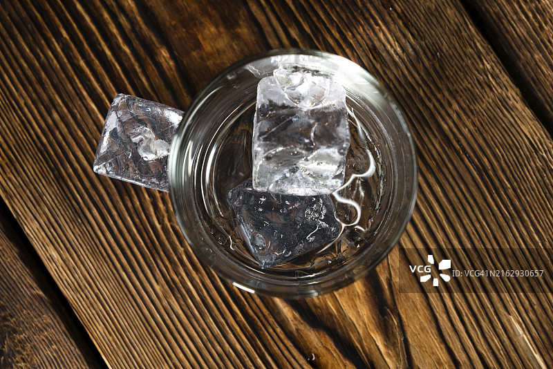 老式木桌上的冰镇伏特加图片素材
