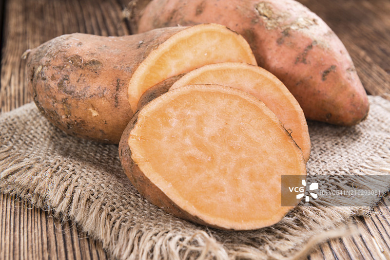 木质背景上的生红薯（特写镜头）图片素材