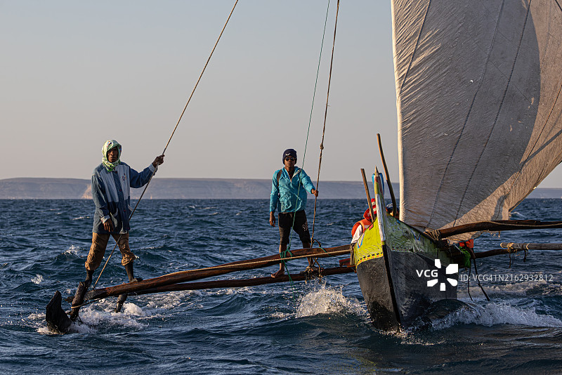 马达加斯加渔民驾驶传统独木舟航行图片素材