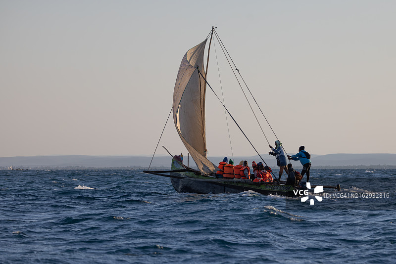 马达加斯加传统独木舟航行图片素材