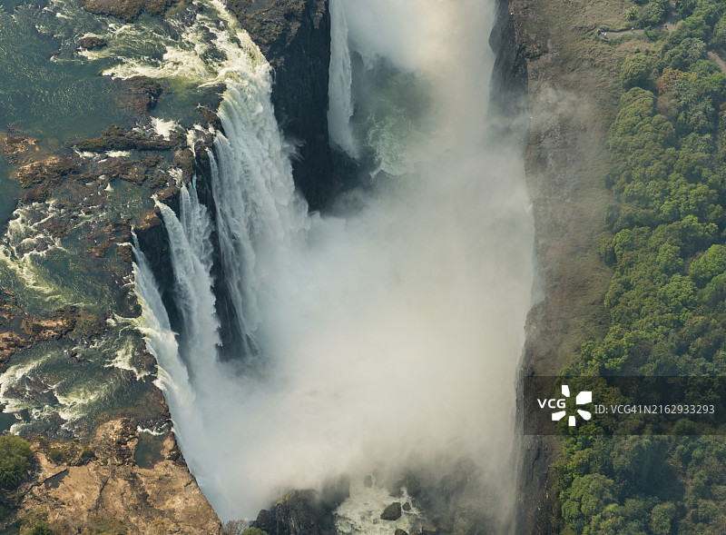 非洲津巴布韦利文斯顿附近干旱时期的维多利亚瀑布航拍图片素材