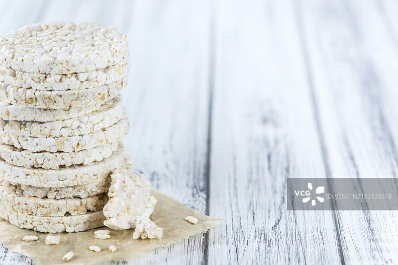 旧木桌上的米饼（特写）图片素材