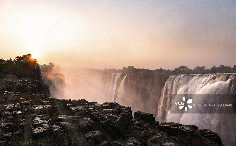 旱季时津巴布韦一侧的维多利亚瀑布图片素材