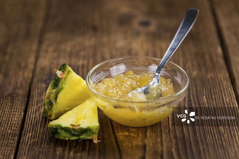 老式木桌上的菠萝酱（特写镜头）图片素材