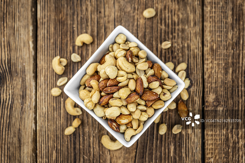 烤制盐焗坚果特写（选择性焦点）图片素材