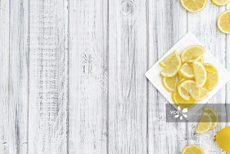 复古背景上的柠檬片（选择性聚焦的特写镜头）图片素材