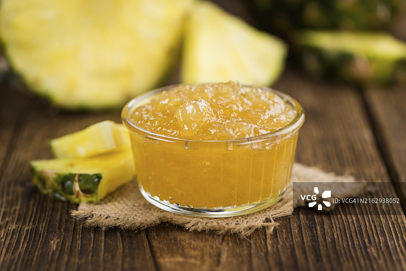 复古背景上的新鲜菠萝酱特写图片素材