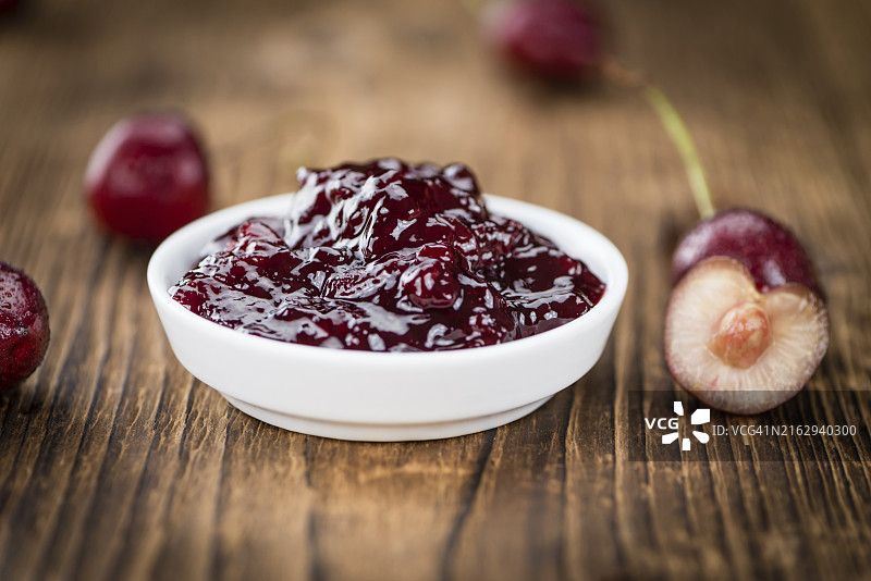 老木桌上的樱桃酱特写镜头图片素材