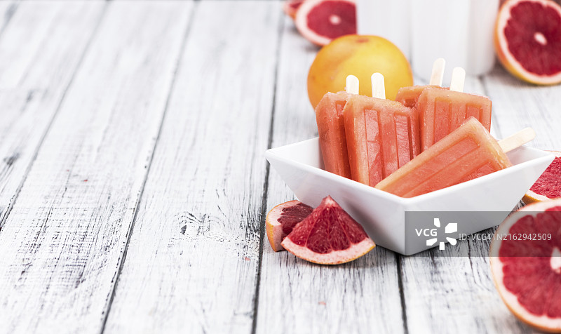新鲜制作的葡萄柚冰棒（含新鲜水果，选择性对焦）图片素材