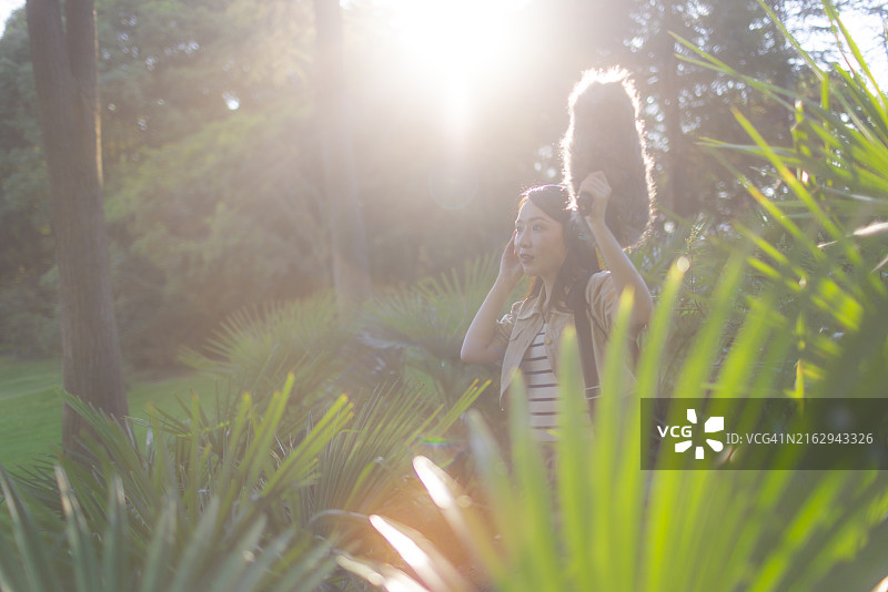 亚洲女性录音师使用枪式麦克风和挡风罩录制自然声音图片素材