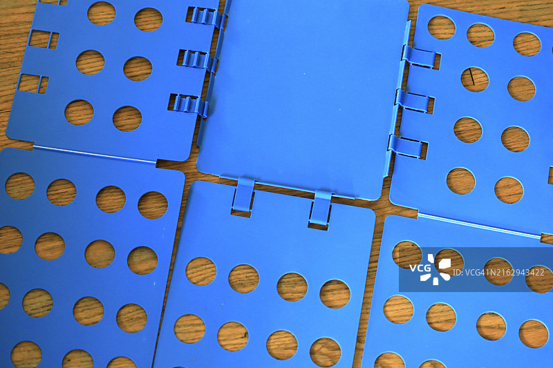 用于洗衣的T恤叠衣板图片素材