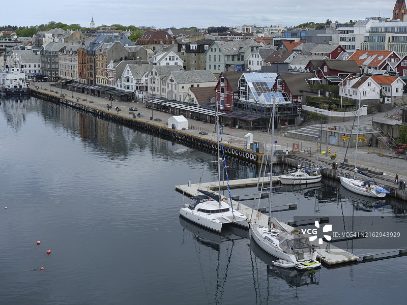 挪威海于格松海港的帆船和沿水建筑图片素材