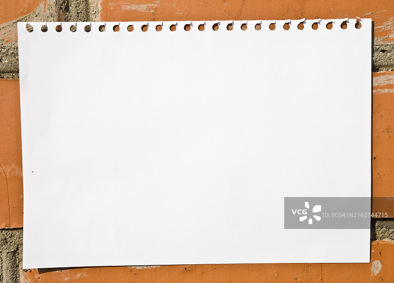 墙上的空白笔记本页面图片素材