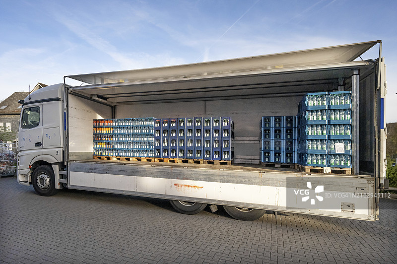 德国北莱茵-威斯特法伦锡根超市的饮料配送服务图片素材