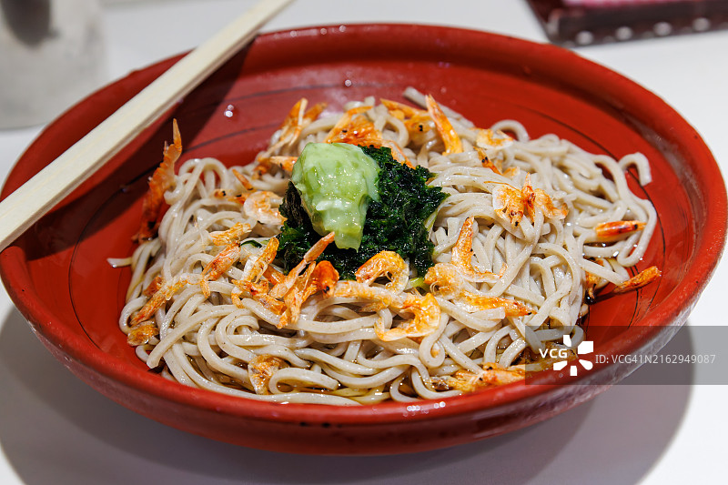 热海荞麦面：海藻、樱花虾和芥末盖饭图片素材