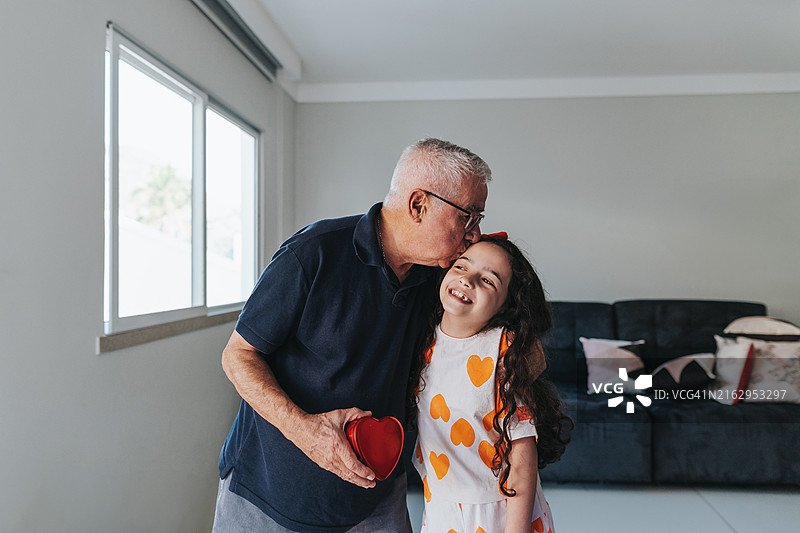 爷爷在家亲吻他的孙女图片素材