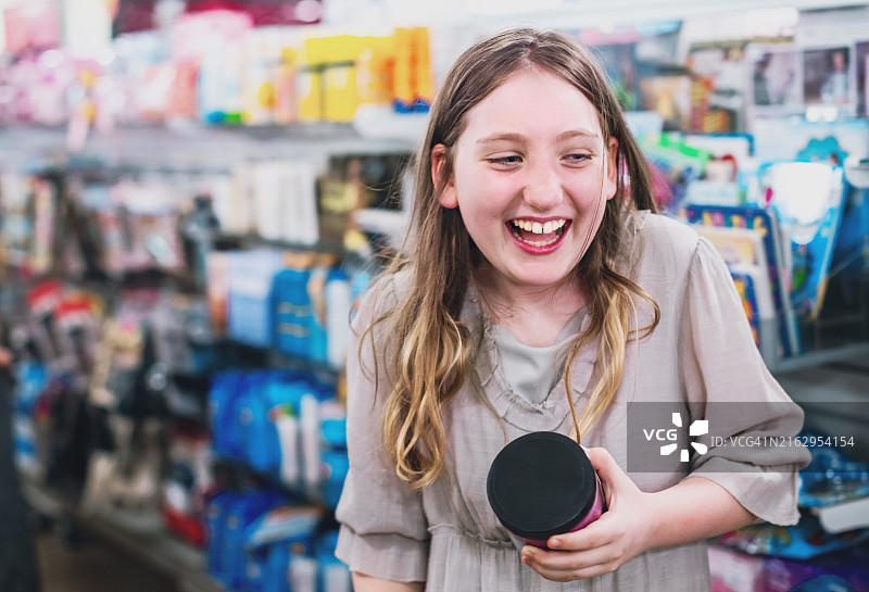 快乐的年轻女孩在购物时发现惊喜图片素材
