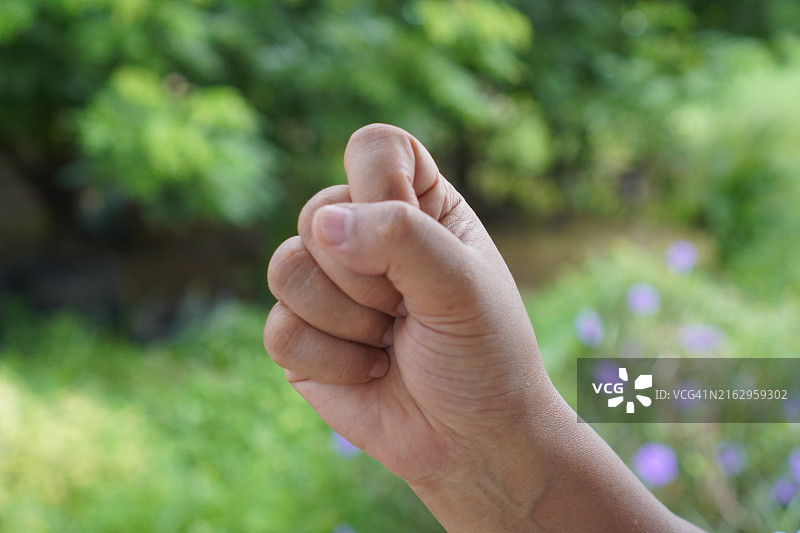 亚洲女性手部展示锁喉，在白色背景上孤立的手势图片素材