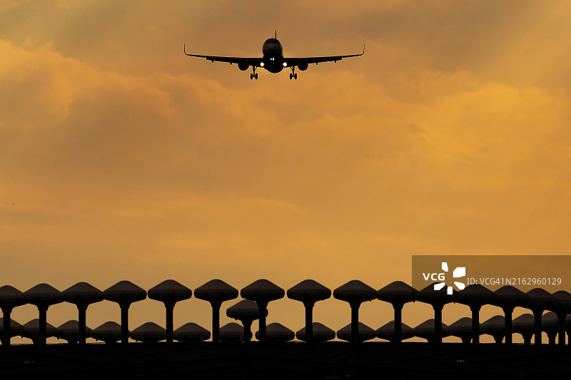 日落时分飞机靠近无线电信标图片素材