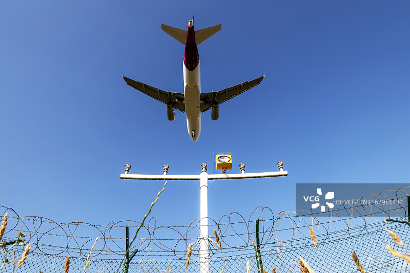 机场跑道灯光与着陆飞机图片素材