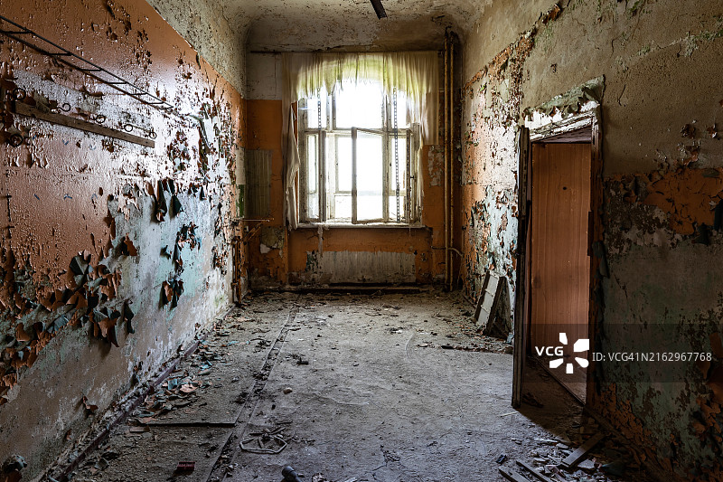 废弃建筑中带有门窗的破旧房间图片素材