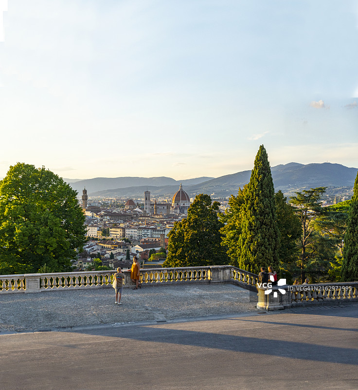 情侣在圣米尼亚托山俯瞰佛罗伦萨和圣母百花大教堂图片素材