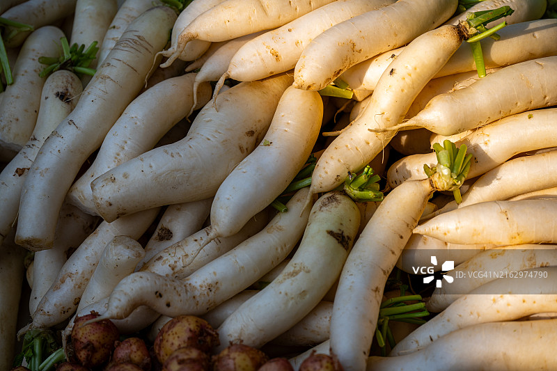 孟加拉国戈达加里市场上的新鲜白萝卜图片素材