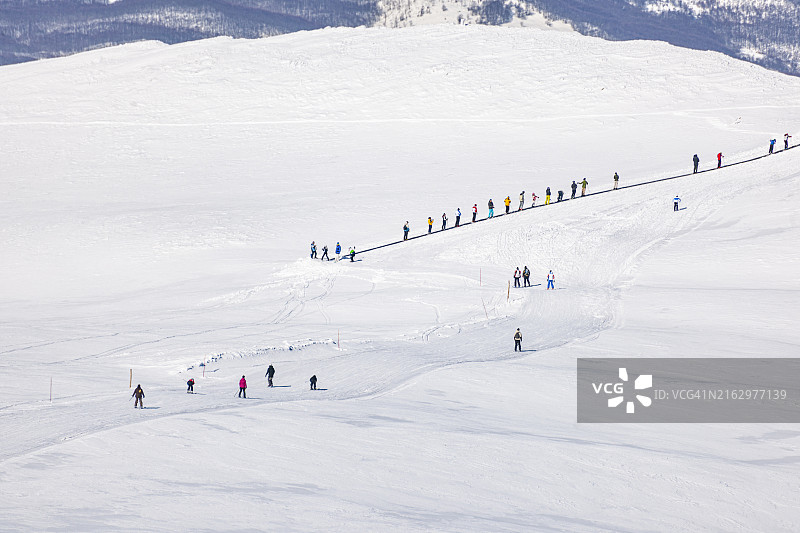 意大利艾米利亚-罗马涅大区奇莫内山坡上的天空之路图片素材