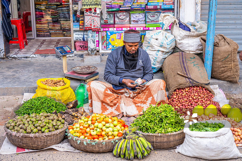 拉杰沙希市场出售新鲜农产品的商人图片素材