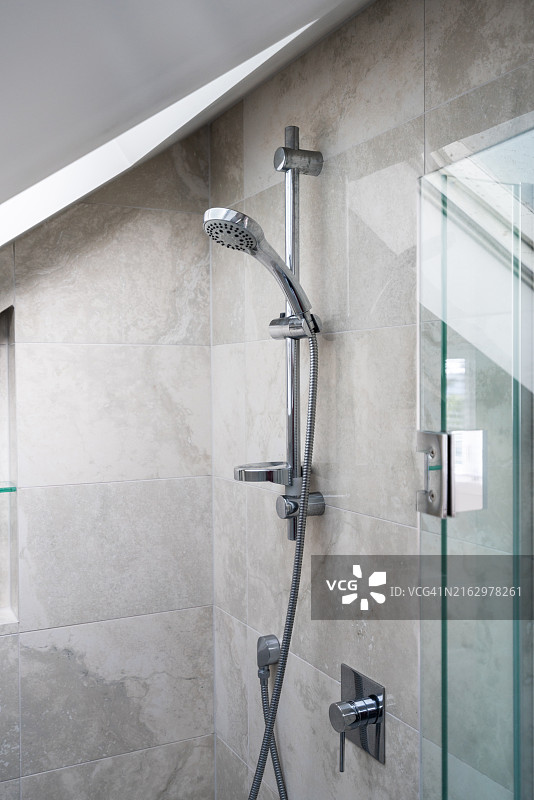 现代简约阁楼浴室设计，带可调节淋浴图片素材