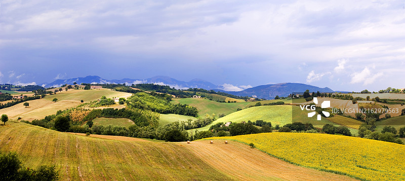 意大利马尔凯：阿尔切维亚周边的景观图片素材