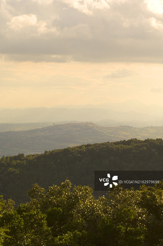 意大利马尔凯的丘陵景观图片素材