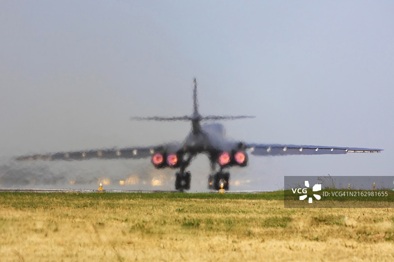 军用飞机B-1枪骑兵轰炸机加力起飞图片素材