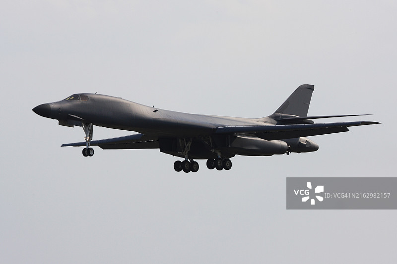 天空中的B-1枪骑兵轰炸机图片素材