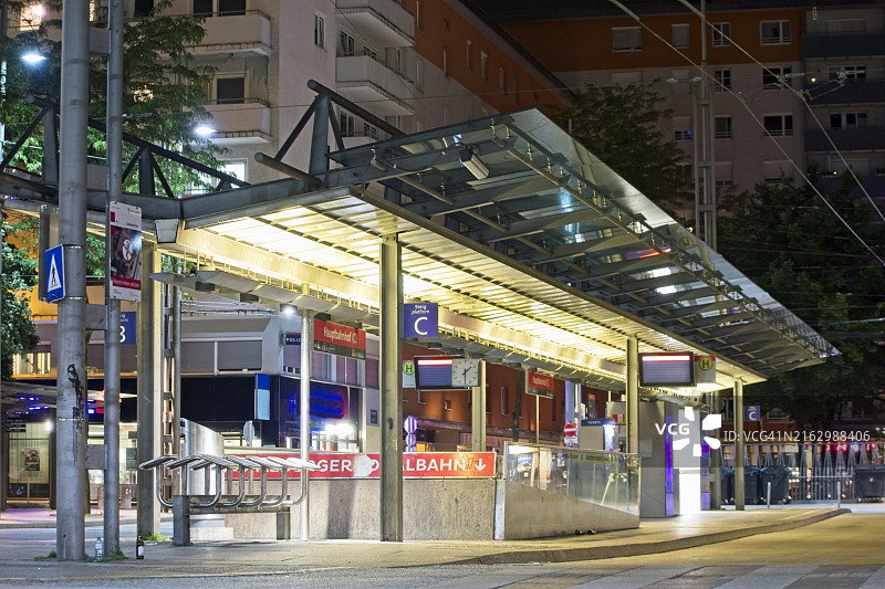 火车站外的公交车站图片素材