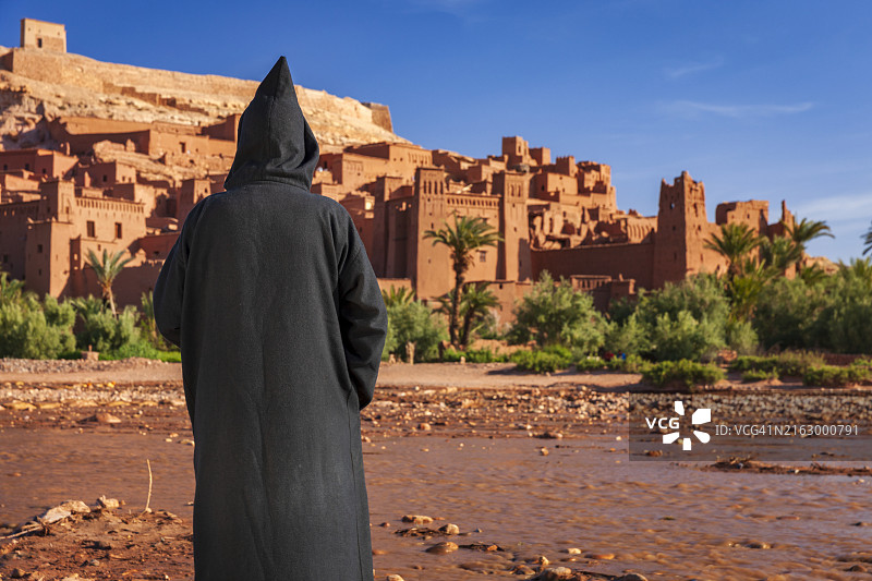 眺望阿伊特·本·哈杜的摩洛哥男子图片素材