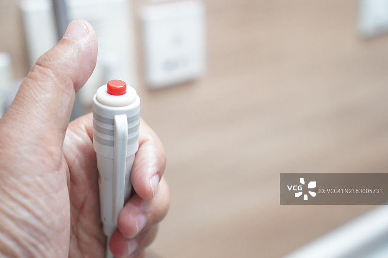 手持呼叫按钮的护士图片素材