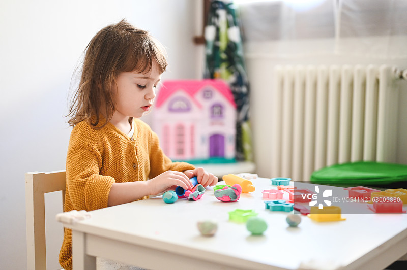 儿童玩橡皮泥图片素材