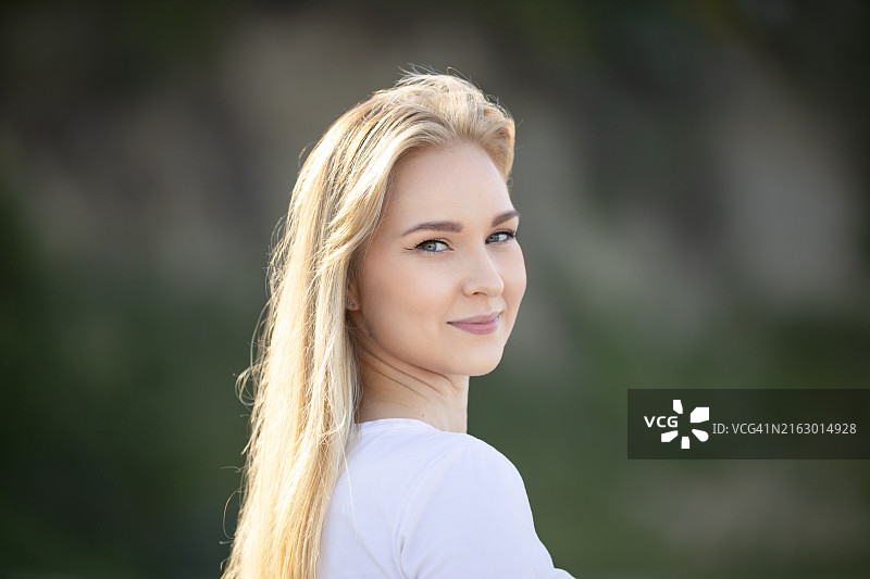 快乐美丽的白人女子在户外放松微笑图片素材