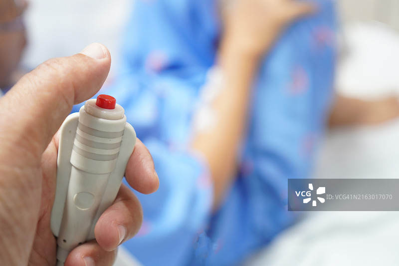 手持呼叫按钮的护士图片素材