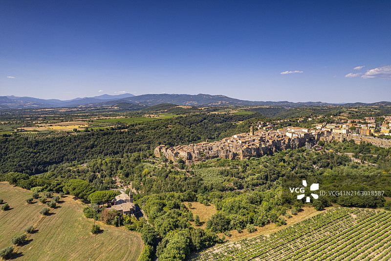 托斯卡纳皮蒂利亚诺上空的无人机航拍图片素材