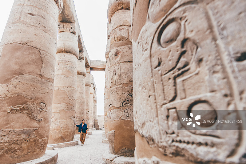 女子探索埃及卢克索的古老神庙图片素材