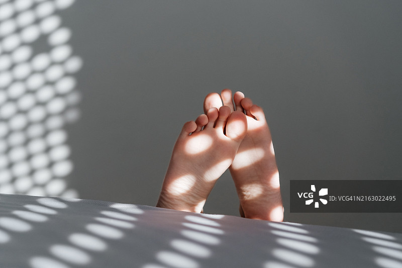 小男孩在家玩耍，身上有美丽的阴影图片素材