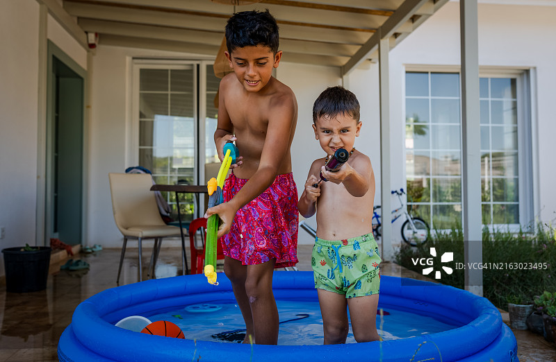 和表亲一起打水仗图片素材