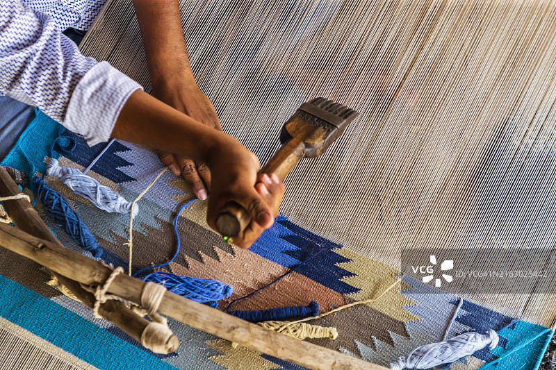 在拉贾斯坦邦编织纺织品（地毯）的印度男人图片素材