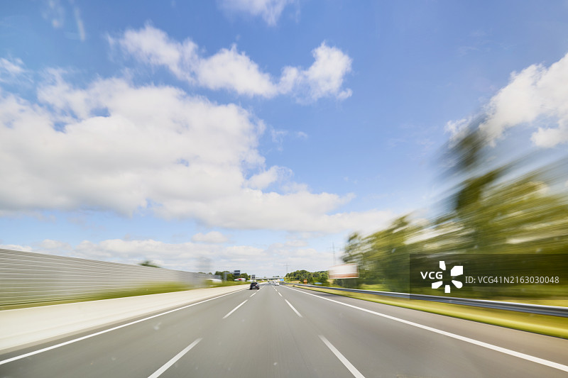 在晴朗的天气里在高速公路上开车图片素材