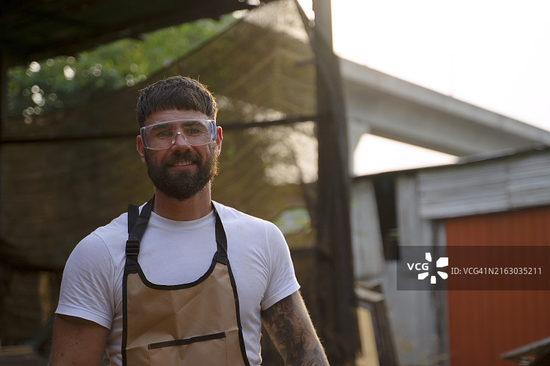 木匠在车间工作图片素材